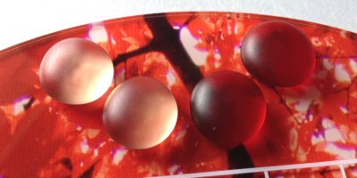 紅葉の碁盤には、赤と透明の碁石